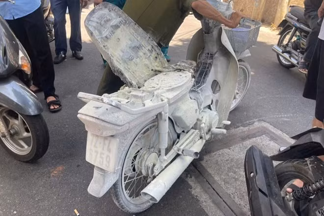 Một xe máy bị đốt ở hiện trường. Ảnh: Thành An