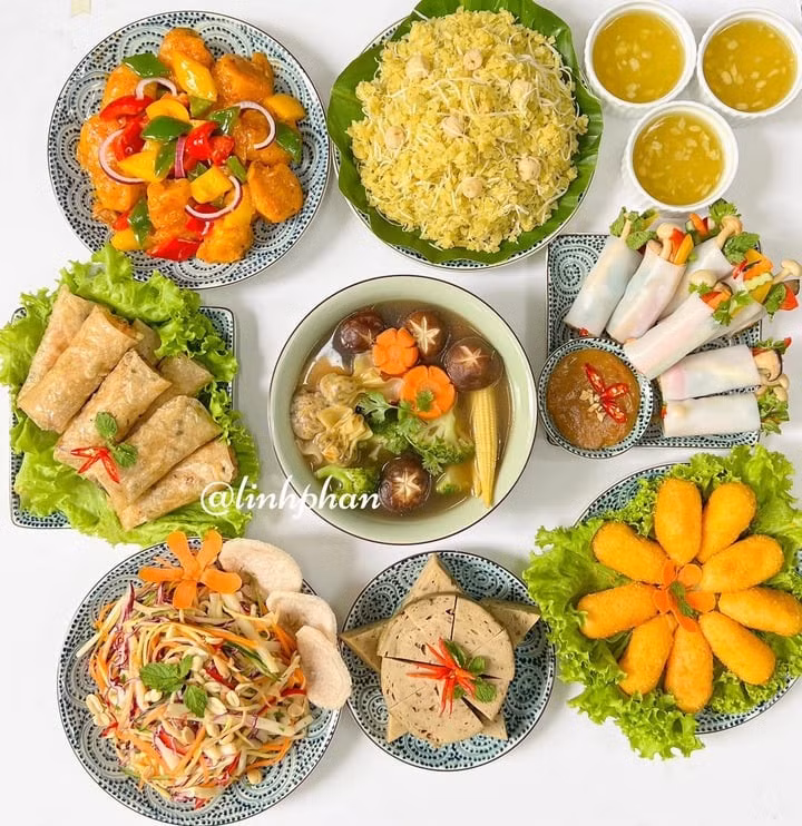 Đối với các gia đình theo Phật giáo, mâm cúng chay sẽ được chuẩn bị thay cho mâm cỗ mặn. (Ảnh: Linh Phan)