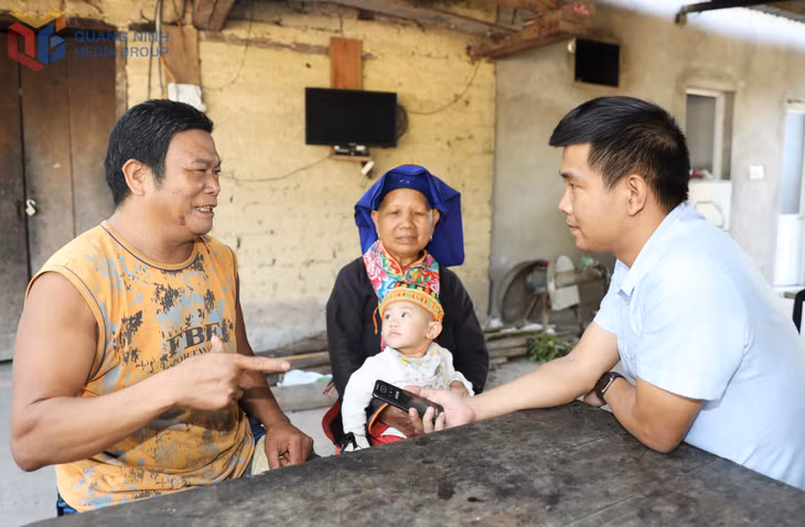 Phóng viên Trung tâm truyền thông tỉnh ghi nhận những tâm tư, nguyện vọng của người dân tại xã xã Kỳ Thượng (TP Hạ Long).