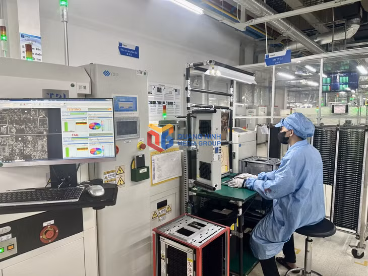 Công nhân Công ty TNHH Kỹ thuật điện tử Tonly Việt Nam gia công sản phẩm.