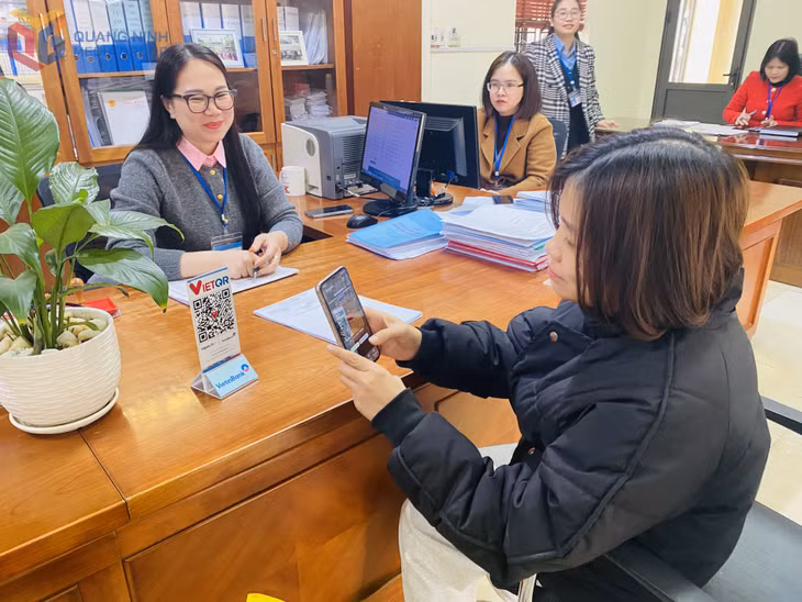 Người dân thanh toán lệ phí TTHC không dùng tiền mặt tại phường Hà Phong (TP Hạ Long).