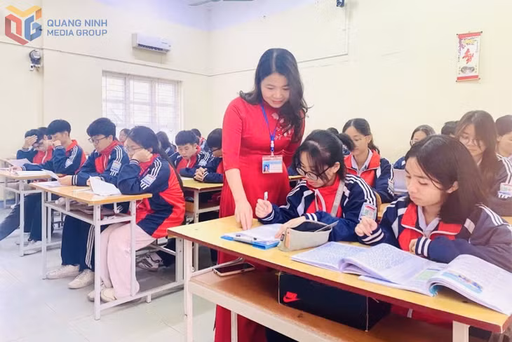 Cô giáo Trần Thị Thu, Hiệu trưởng Trường THPT Lê Quý Đôn, trong một giờ lên lớp.