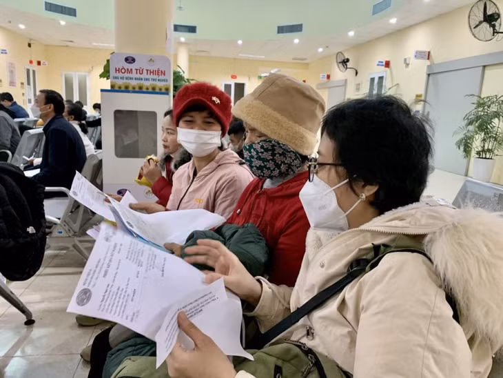 Người bệnh đi khám vẫn phải cầm theo nhiều giấy tờ chụp chiếu.