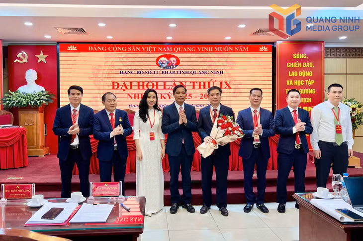 Ban Chấp hành Đảng bộ Sở Tư pháp nhiệm kỳ 2025-2030 ra mắt Đại hội.