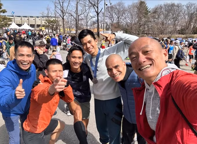 Các vận động viên Việt Nam chụp ảnh lưu niệm khi tham gia giải chạy Seoul Marathon tháng 3/2024. Ảnh: BoiDapChay