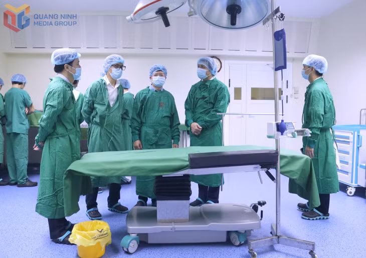 Đoàn công tác Bộ Y tế kiểm tra thực tế các điều kiện phục vụ lấy - ghép tạng tại bệnh viện.