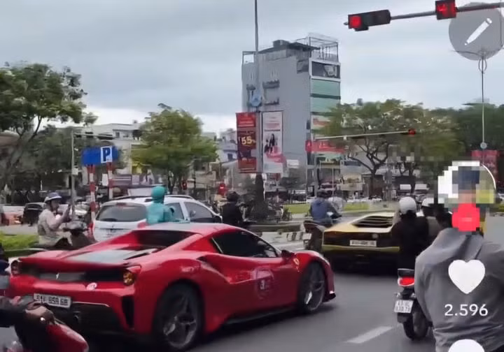 Dàn siêu xe vượt đèn đỏ. (Ảnh: Cắt từ video)
