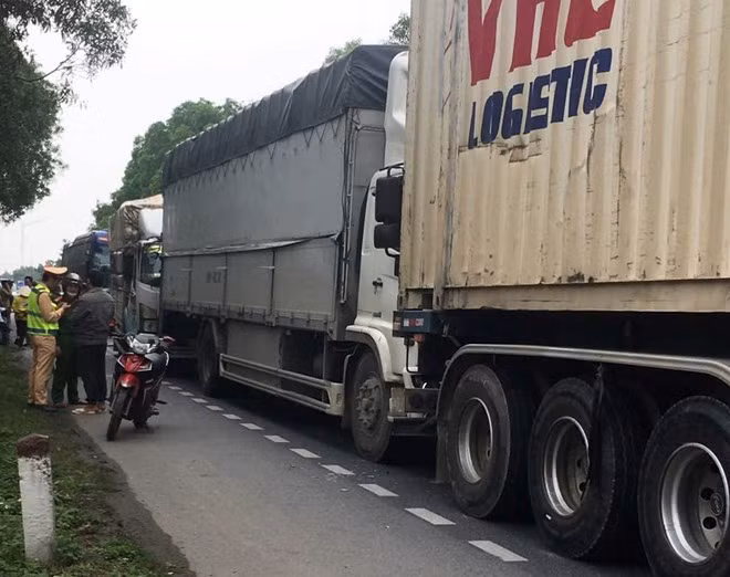 4 xe đâm nhau liên hoàn trên tuyến tránh lũ Quốc lộ 1 đoạn qua huyện Lệ Thủy. Ảnh: Xuân Trường
