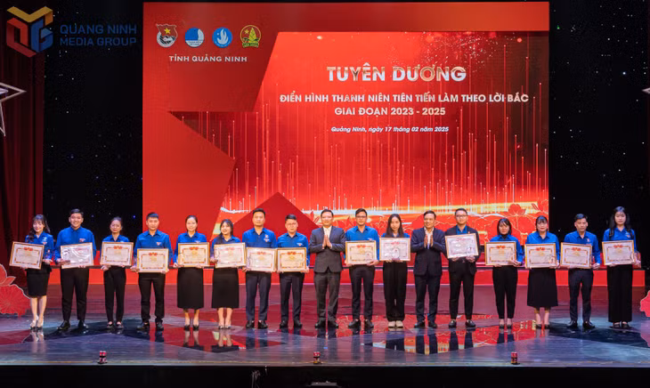 Anh Nguyễn Quang Toàn (thứ 8, phải sang) Bí thư Chi đoàn Khối Điều hành - An toàn - Tiêu thụ, Công ty Cổ phần Than Mông Dương được tuyên dương Điển hình thanh niên tiên tiến làm theo lời Bác giai đoạn 2023-2025.