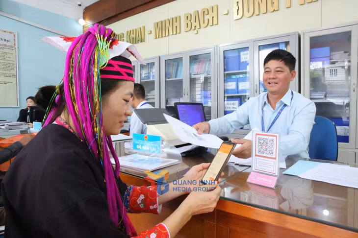 Người dân giải quyết TTHC tại Bộ phận tiếp nhận và trả kết quả hiện đại xã Quảng Sơn (huyện Hải Hà). Ảnh: Minh Đức