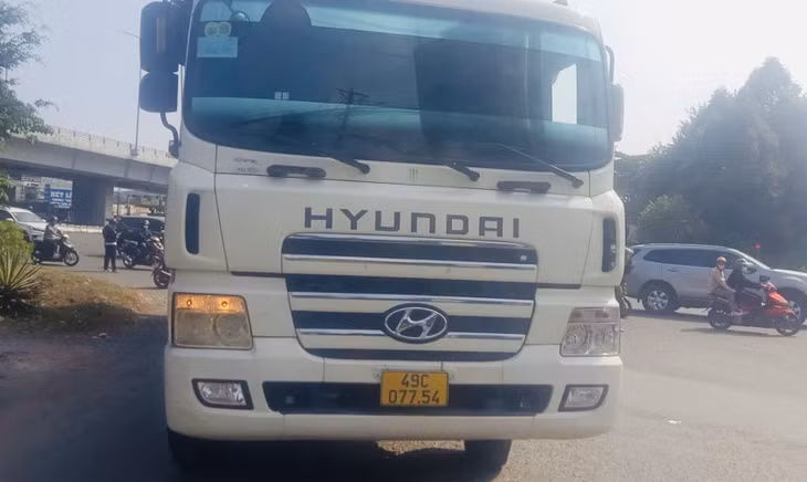 Hiện trường vụ va chạm khiến người đàn ông đi xe máy tử vong tại chỗ.
