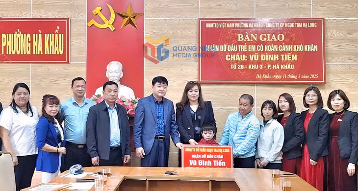 Chị Nguyễn Thùy Hương trao đỡ đầu cho em Vũ Đình Tiến (phường Hà Khẩu, TP Hạ Long).