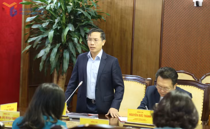 Đồng chí Phạm Đức Ấn, Phó Bí thư Tỉnh ủy, Chủ tịch UBND tỉnh, phát biểu tại hội nghị. 