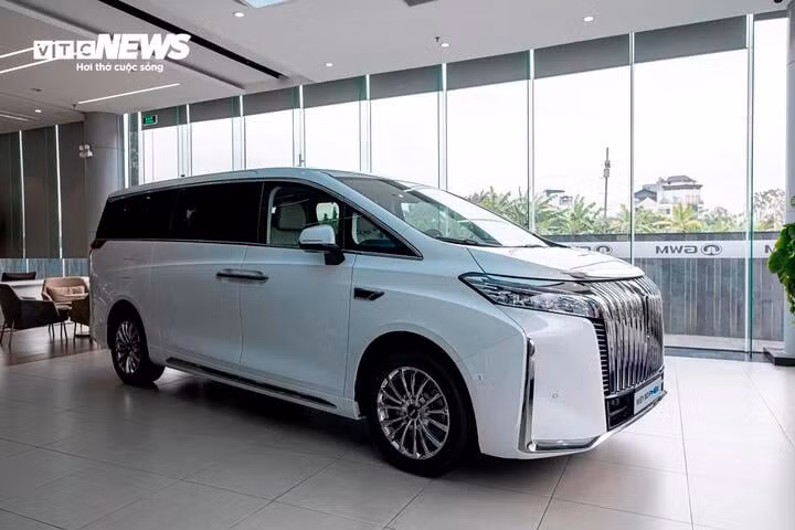 Về thiết kế bên ngoài, GWM WEY 80 PHEV cũng khá tương đồng với những mẫu xe MPV cỡ lớn khác nhưng những đường nét thân xe được trau truốt khá kỹ càng và mang đến cảm giác sang trọng.
