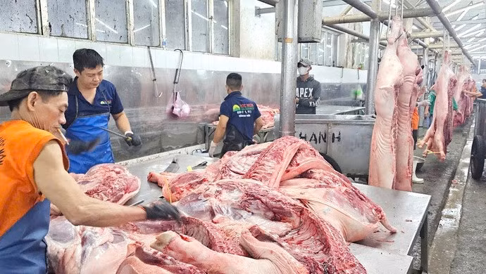 Giá thịt tại nhiều chợ lẻ vẫn neo cao, doanh nghiệp đòi tăng giá thịt bình ổn với lý do thua lỗ - Ảnh: N.TRÍ