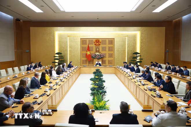Thủ tướng Phạm Minh Chính tiếp lãnh đạo các Trường Đại học của Hoa Kỳ sang Việt Nam tham dự Chương trình Hợp tác Học thuật Quốc tế (IAPP). (Ảnh: Dương Giang/TTXVN)