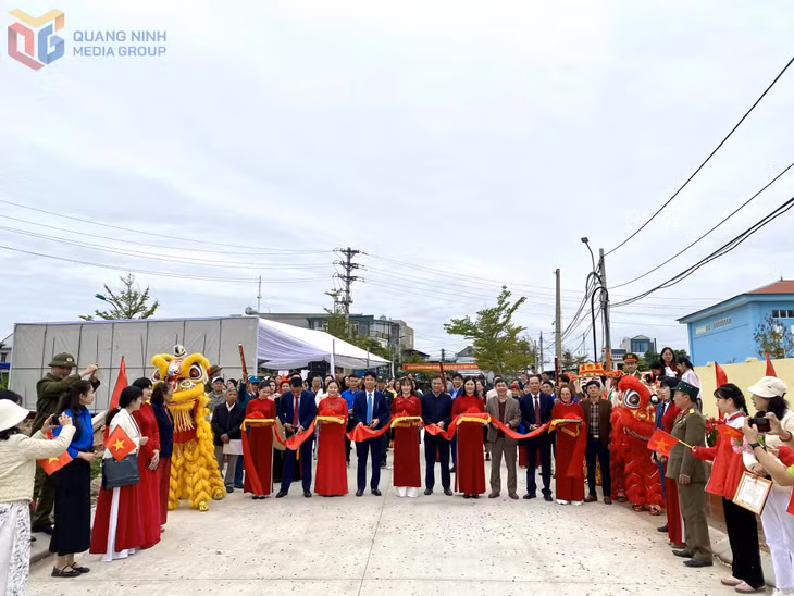 Các đại biểu cắt băng khánh thành tuyến đường tổ 17 (khu phố 3, phường Tuần Châu).