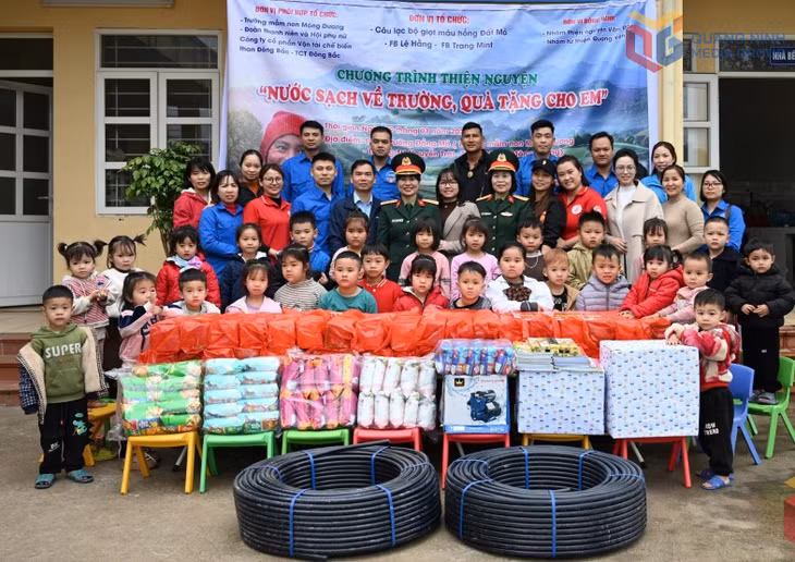 CLB Giọt máu hồng Đất mỏ phối hợp tổ chức chương trình “Nước sạch về trường - Quà tặng cho em” tại Điểm trường Đồng Mỏ (TP Cẩm Phả).