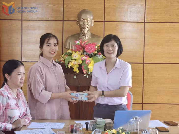 HND huyện Cô Tô giải ngân vốn cho hội viên.