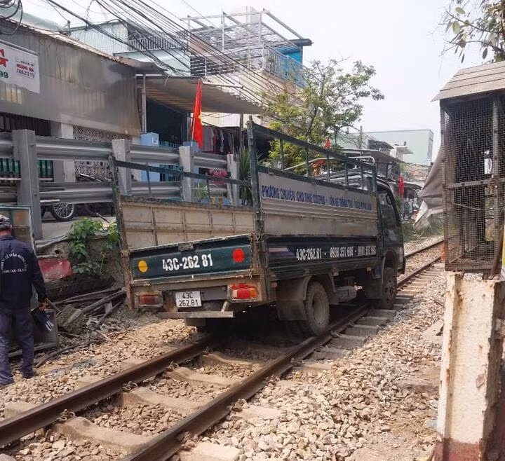 Chiếc xe tải đậu chắn ngang đường ray vào ga Đà Nẵng