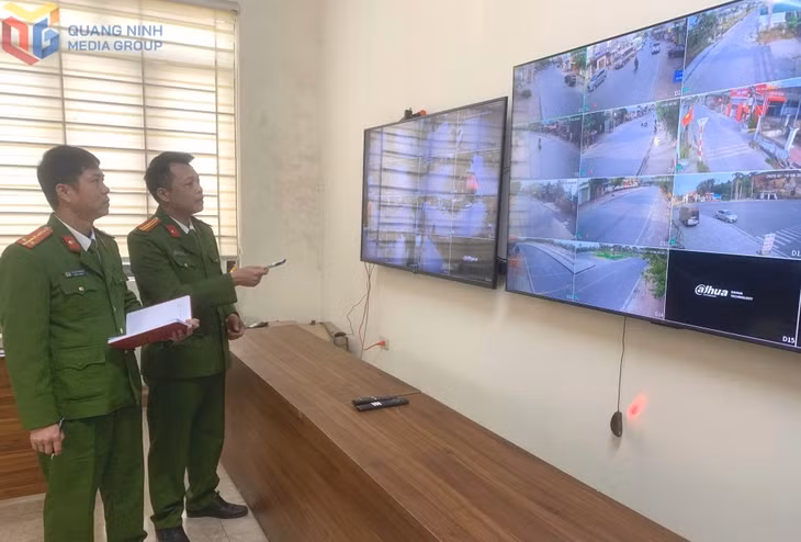 Công an xã Đông Xá, huyện Vân Đồn theo dõi những phương tiện dừng đỗ không đúng nơi quy định qua hệ thống camera để xử lý vi phạm.