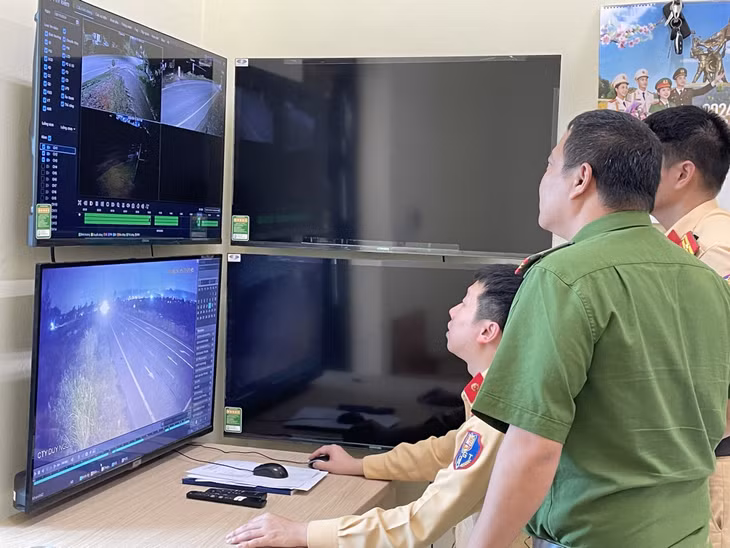Lực lượng CSGT - Công an tỉnh phối hợp với Công an xã Thống Nhất (TP Hạ Long) truy vết phương tiện vi phạm.