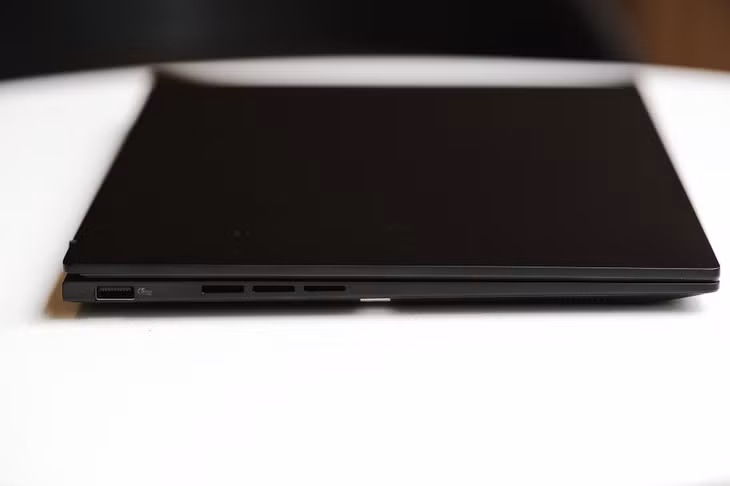 Hệ thống cổng kết nối trên Zenbook 14 (UM3406) đảm bảo tính linh hoạt của laptop.