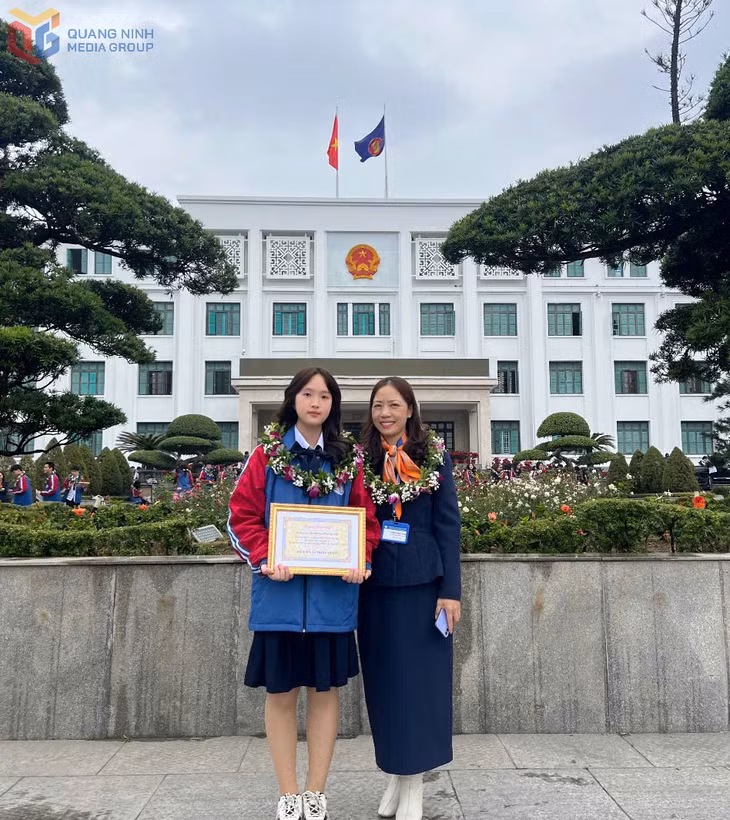 Nguyễn Ngọc Phương Ngân (bên trái) cùng cô giáo chủ nhiệm Khổng Thị Thu Trang. Ảnh: Mạnh Tiến