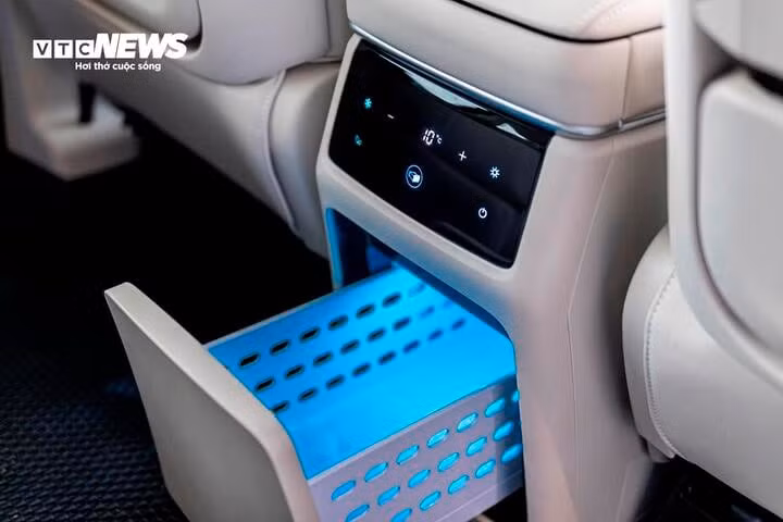 Ở vị trí bệ tì tay trung tâm GWM WEY 80 PHEV được trang bị một tủ lạnh mini đóng mở bằng cảm biến vuốt và có thể tích 12,5L có thể làm lạnh cho đồ uống với nhiệt độ thấp nhất tới 0 độ C.