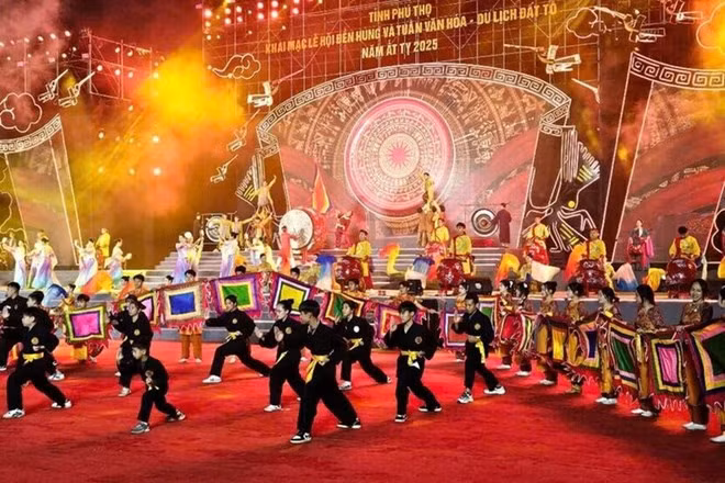 Chương trình Khai mạc lễ hội Đền Hùng và Tuần Văn hóa - Du lịch đất tổ 2025 tại thành phố Việt Trì. Ảnh: Tô Công.