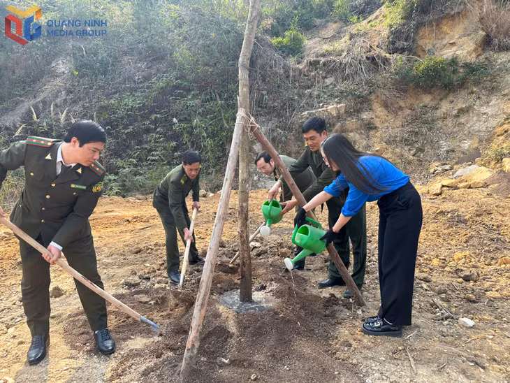 Lãnh đạo, cán bộ, đoàn viên Sở Nông nghiệp và Môi trường trồng cây tại khu vực taluy chùa Suối Tắm.