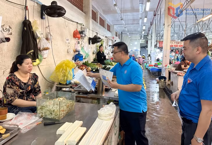 Chi đoàn Thanh niên Cơ quan BHXH tỉnh tuyên truyền tiểu thương tại Chợ Cột 5 (phường Hồng Hà, TP Hạ Long) về chính sách BHXH tự nguyện.