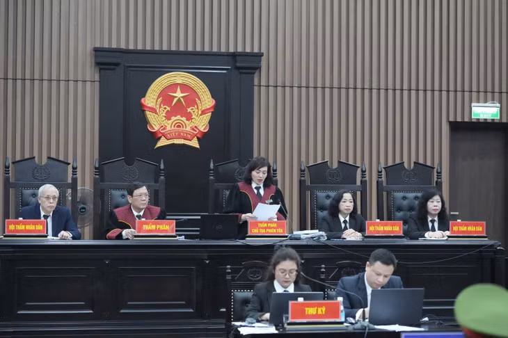 Hội đồng xét xử tuyên án.