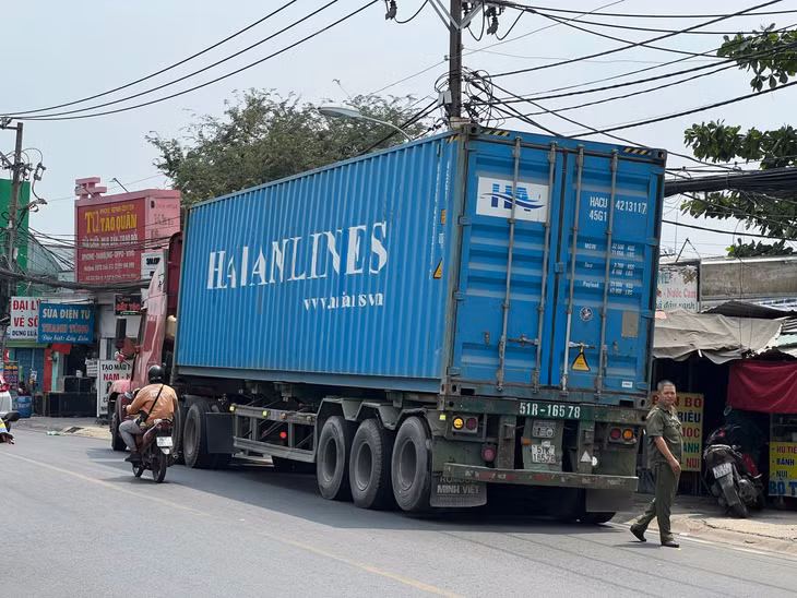 Chiếc xe container dừng lại sau tai nạn.
