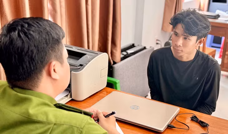 Đối tượng Đặng Văn Kiệt khai nhận tại Cơ quan Công an. Ảnh: Công an tỉnh An Giang