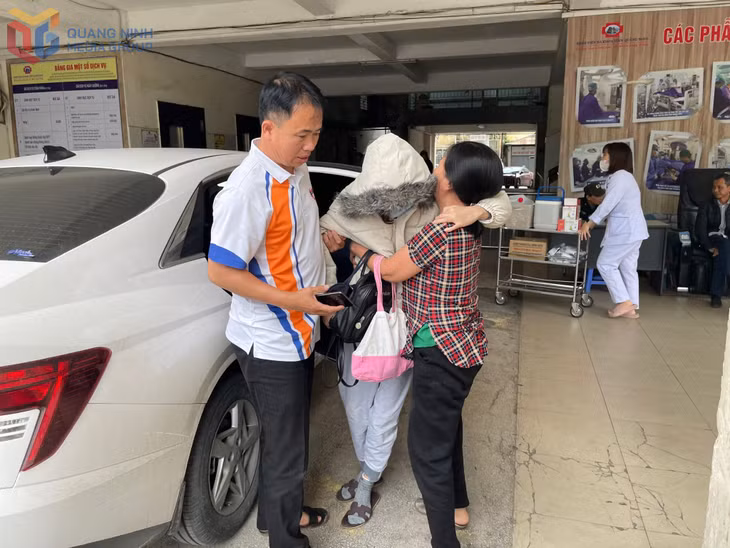 Anh Nguyễn Tiến Huân chở bà Soa và con gái Tú Anh (phường Hà Lầm, TP Hạ Long) đến Bệnh viện Đa khoa tỉnh điều trị.