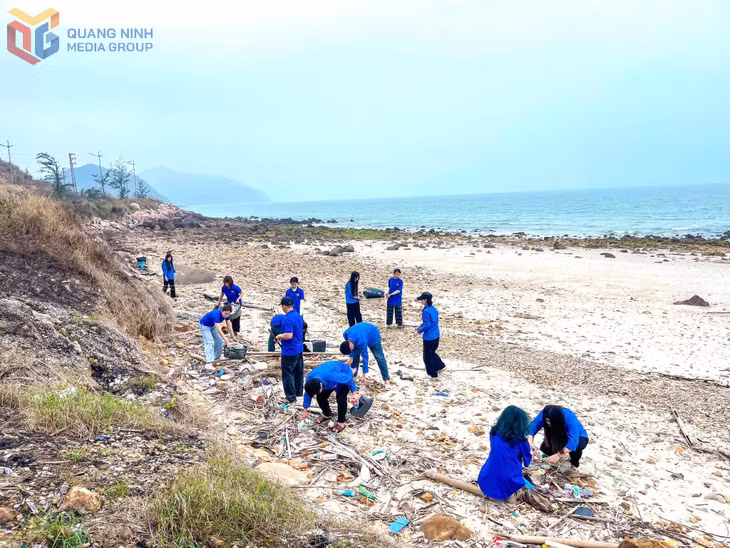 Đoàn Thanh niên xã Minh Châu thu gom rác thải trên biển.