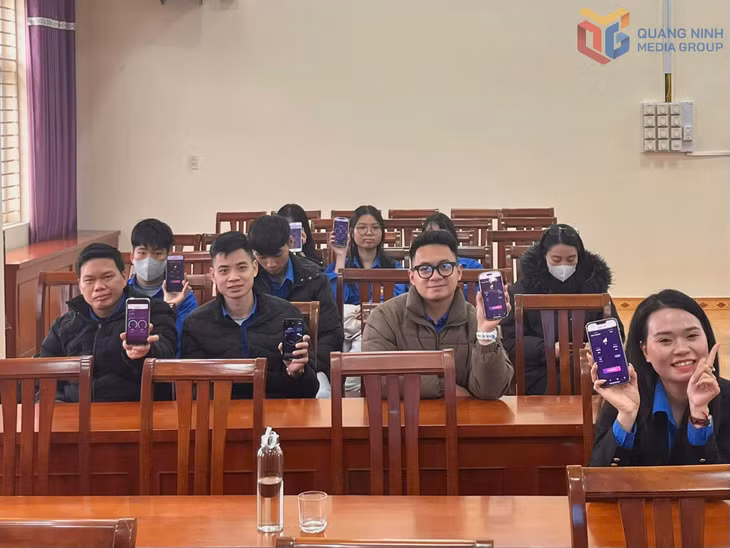 Đoàn Thanh niên phường Cao Xanh cài ứng dụng ISPEED để triển khai đo tốc độ mạng di động băng rộng tại tất cả các khu phố trên địa bàn thành phố.