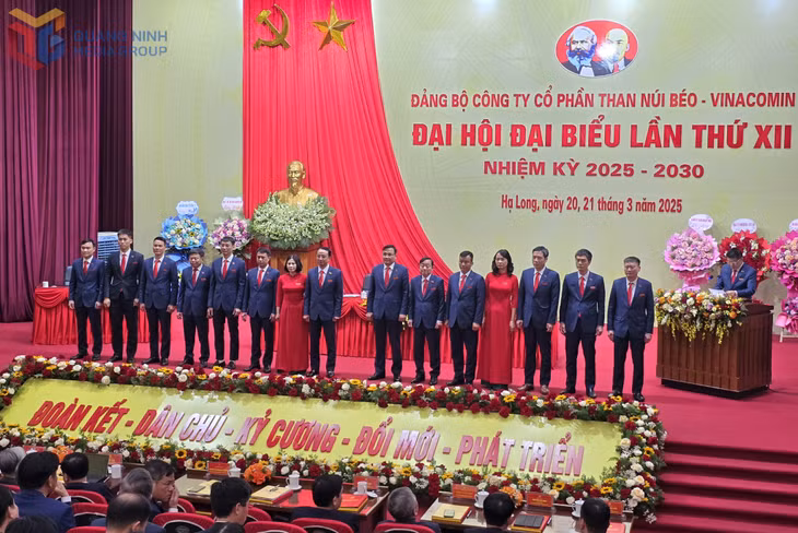BCH Đảng bộ Công ty khóa XII ra mắt Đại hội.