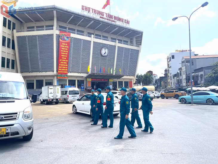 Lực lượng tự vệ Ban Quản lý Chợ Móng Cái thực hiện nhiệm vụ tuần tra bảo vệ an ninh, an toàn cho hoạt động kinh doanh trong các chợ.