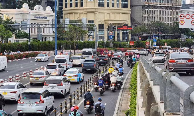 Dòng xe ùn tắc trước lối vào hầm phía bên quận 1. Ảnh: Đình Văn