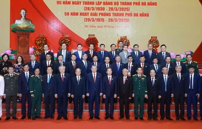 Tổng Bí thư Tô Lâm, các đồng chí lãnh đạo, nguyên lãnh đạo Đảng, Nhà nước và các đại biểu tại Lễ kỷ niệm. (Ảnh: TTXVN)