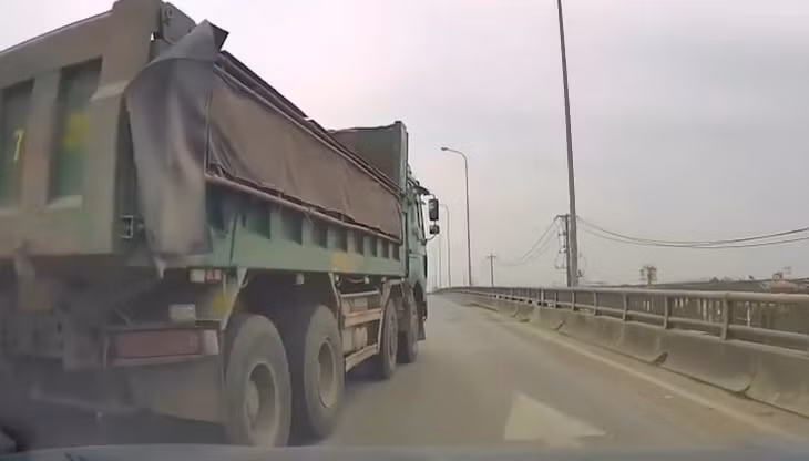 Ôtô tải lạng lách, chèn ép xe con trên đường ở Hà Nội ảnh 1