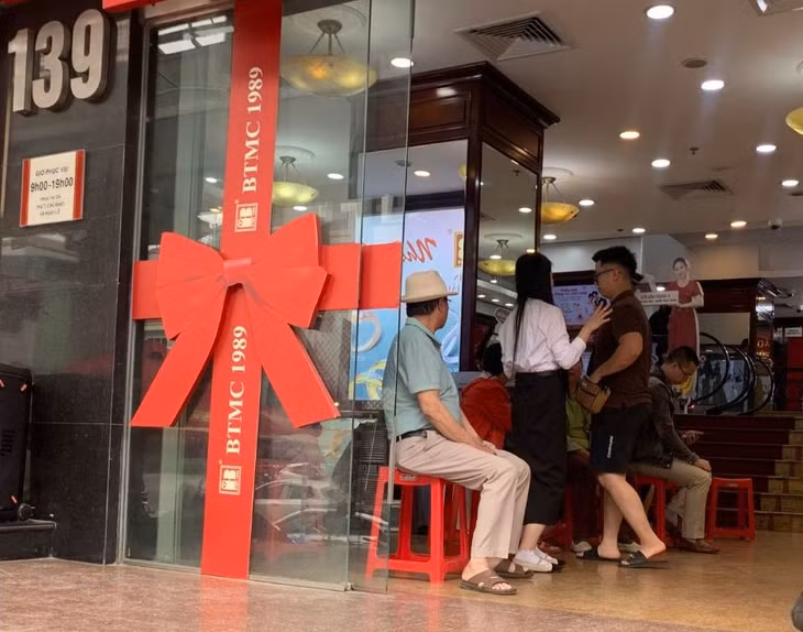 Ngày 25/3, nhiều người đến cửa hàng vàng bạc đá quý tại Hà Nội để mua vàng nhẫn. Ảnh: Phương Anh