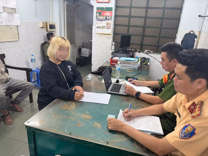 Bà T.T.N.T. bị lập hồ sơ, xử lý hành chính. Ảmh: Phòng CSGT