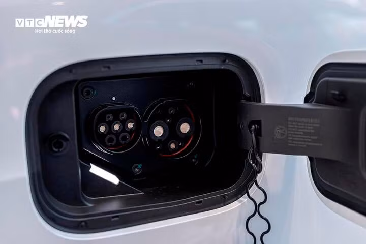 Cổng sạc của GWM WEY 80 PHEV được đặt bên hông cửa với 2 cổng sạc AC và DC cho phép sạc ngoài khi có nguồn điện. Xe có thể sạc nhanh pin từ 20% lên 80% trong khoảng 26 phút. Quãng đường di chuyển của mẫu xe này có thể lên tới 175 km sau mỗi lần sạc đầy (theo chuẩn CLTC).