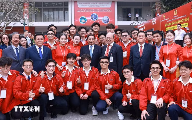 Thủ tướng Phạm Minh Chính với các đại biểu và sinh viên tham dự Lễ phát động Phong trào “Bình dân học vụ số.” (Ảnh: Dương Giang/TTXVN)