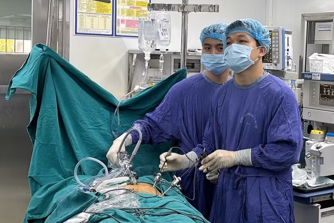 Bác sĩ Tỵ và kíp mổ đang phẫu thuật cho bệnh nhân ung thư. Ảnh: Bác sĩ cung cấp