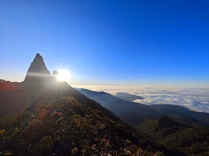 Bình minh trên hòn Vọng Phu ở núi Chư Mư, khu vực giáp ranh giữa hai tỉnh Đăk Lăk và Khánh Hòa. Ảnh: Nguyên Kaio