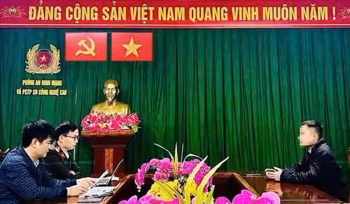 Cơ quan công an làm việc với T.D.T (Ảnh Công an Hà Tĩnh).